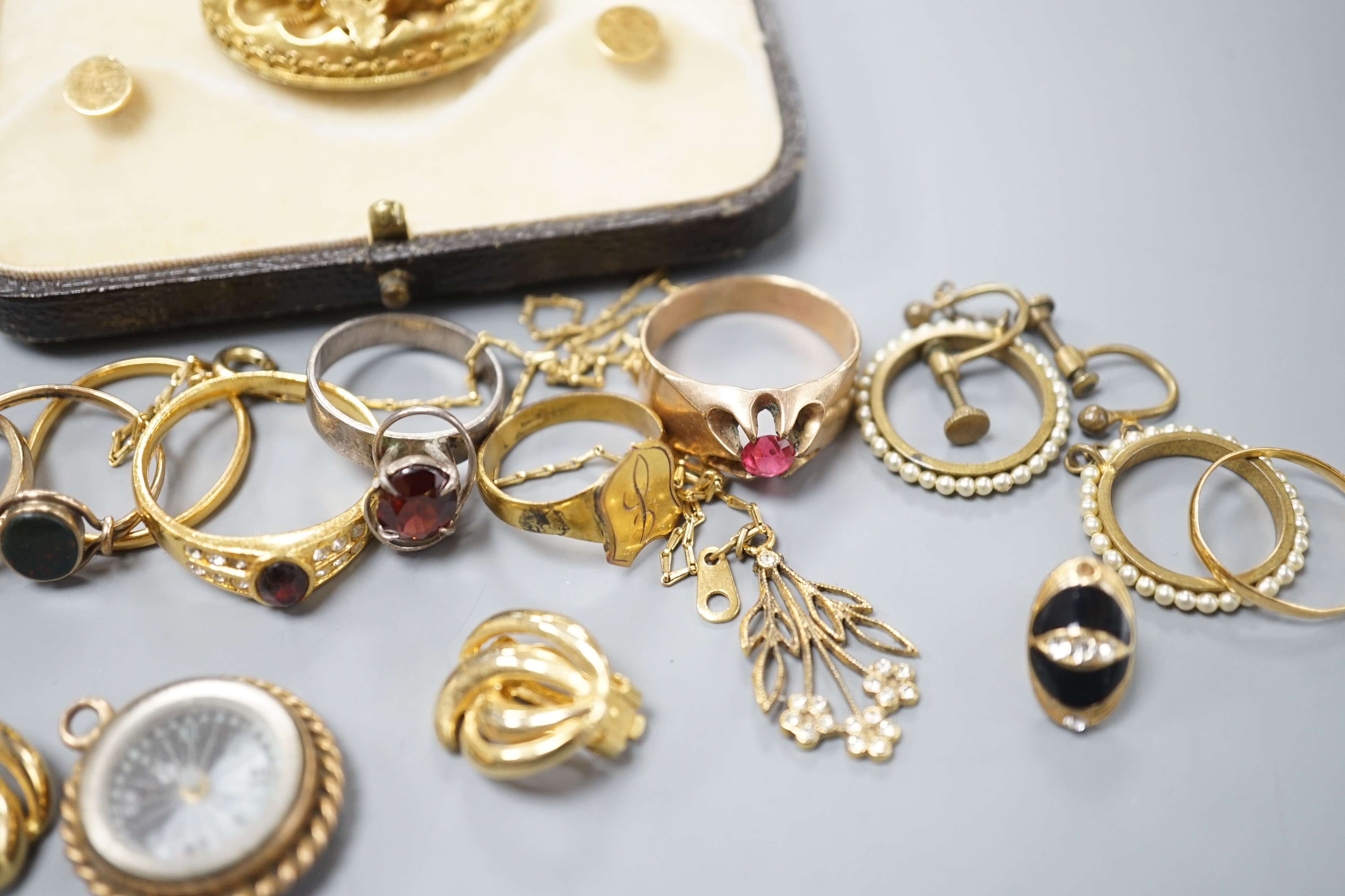 A 22ct gold wedding band 2.3 grams, a Victorian yellow metal and gem set oval brooch and other jewellery